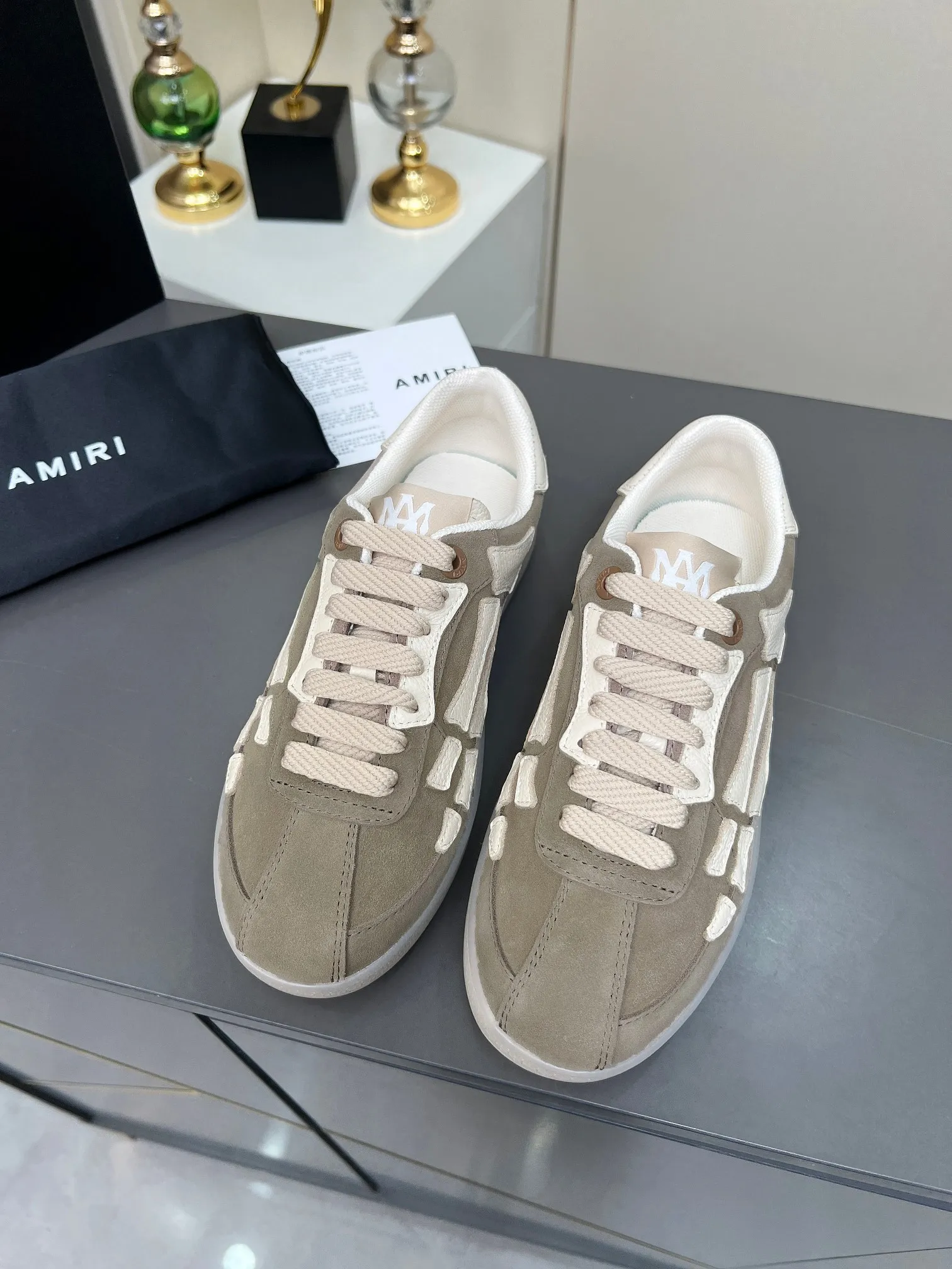 Men's Men's Shoes 💰580 Bone Shoes · AMIRI Skel-Top AMIRI 🔥 launches a new "ThePacific" series of low-top casual sports moral training shoes in the early spring of 2025. This iconic shoe covers men's and women's shoes, drawing inspiration from the brand's classic sports style and elegantly integrating West Coast style. "The Pacific" contrasting five-pointed star series is rooted in Amiri's unique California genes, showing the freedom and leisure atmosphere of the West Coast. This series launches two styles that incorporate the brand's iconic elements: the leather version is made of pure white leather with a same-color sole, and is embellished with star patterns on the side of the shoe, just like the bright starry sky of California. The black and ocean blue colors are shared by men and women, and there is also a red star model exclusive for men and a light pink star model exclusive for women. The suede model is decorated with the brand's classic bone pattern on the side of the shoe. The rubber sole and suede fabric complement each other. The color scheme covers black, chocolate and sand, and is suitable for both men and women. Made of imported cowhide and decorated with bone pieces on the sides of the upper, it is novel and unique and has a good three-dimensional effect! High-density breathable mesh lining + original molded TPU outsole 🙏 Recommended by celebrities, bloggers and internet celebrities, 🚵🏻 an indispensable item for shopping, partying and traveling. One of the most unmissable sneakers in 2025 ✦Color: 10 colors available ✦Size: Women’s size 35--40 ✦Size: Men’s size 39--45